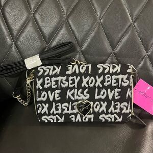 NWT Betsey Johnson black white XOXO LOVE KISS Crossbody shoulder accordion bag